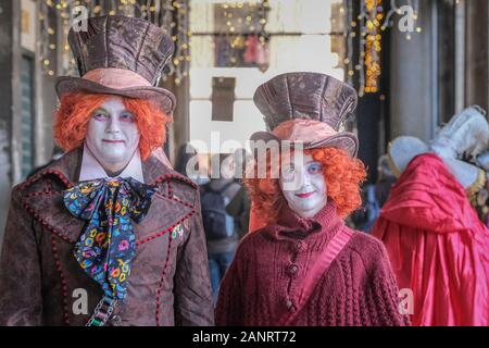 Venise 3 Mars, 2019 : les touristes masquées promenade à travers Venise Banque D'Images