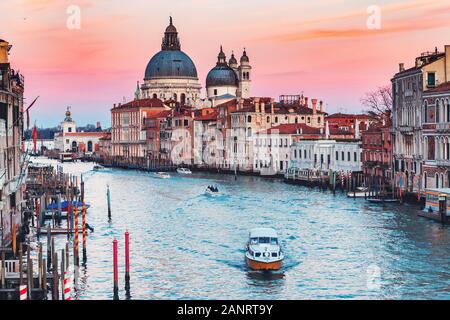 Cathédrale Santa Maria della Salute les touristes sur le Grand Canal en gondole de Venise le coucher du soleil, Italie Banque D'Images