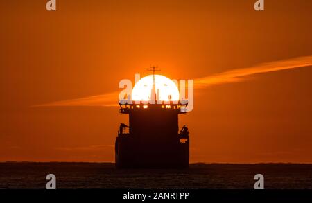 Myrtleville, Cork, Irlande. 19 janvier, 2019. Les hivers d'un lever du soleil la superstructure silhouettes du pétrolier Stenberg, comme elle pond à l'ancre au large de la côte près de Myrtleville, co Cork, Irlande. - Crédit ; David Creedon / Alamy Live News Banque D'Images