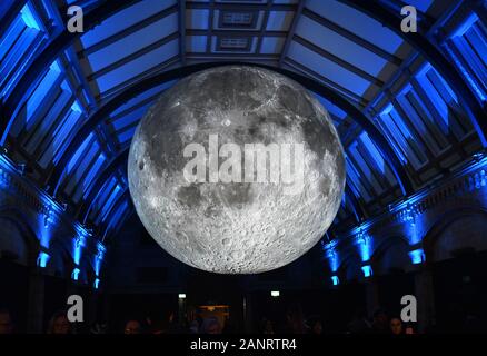Musée de la Lune, d'une oeuvre de l'artiste britannique Luke Jerram. Sur l'affichage au Natural History Museum, Londres, Angleterre, Royaume-Uni. Mai 2019 - Janvier 2020 Banque D'Images