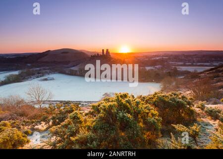 Château de Corfe, Dorset, UK. 19 janvier 2020. Météo britannique. Lever du soleil à Corfe Castle dans le Dorset sur un matin glacial. Crédit photo : Graham Hunt/Alamy Live News Banque D'Images