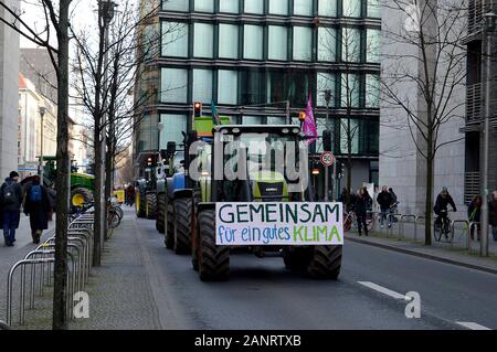 BERLIN, ALLEMAGNE - 18 janvier 2020 : un tracteur avec une bannière "Ensemble pour un bon climat' avec un convoi de protestation de la porte de Brandebourg au cours de la Semaine verte internationale 2020. Banque D'Images