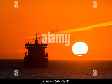 Myrtleville, Cork, Irlande. 19 janvier, 2019. Les hivers d'un lever du soleil la superstructure silhouettes du pétrolier Stenberg, comme elle pond à l'ancre au large de la côte près de Myrtleville, co Cork, Irlande. - Crédit ; David Creedon / Alamy Live News Banque D'Images