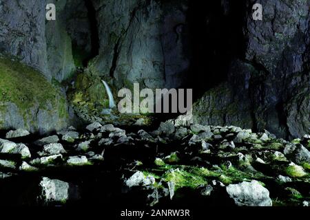 Gordale Scar cascade est situé près de Malham dans la belle région du Yorkshire Dales. Cette scène de nuit a été illuminée par la lumière de torches. Banque D'Images