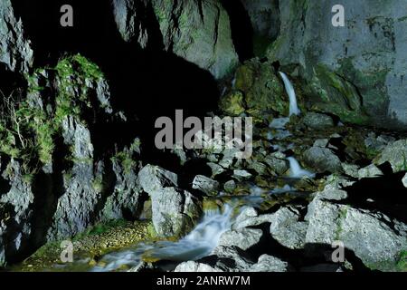 Gordale Scar cascade est situé près de Malham dans la belle région du Yorkshire Dales. Cette scène de nuit a été illuminée par la lumière de torches. Banque D'Images