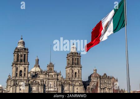 Vue sur la cathédrale de Mexico journée ensoleillée avec de brandir le drapeau mexicain Banque D'Images