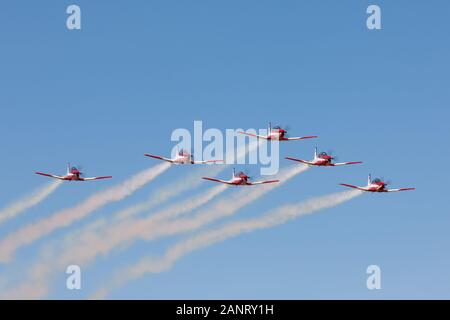 Royal Australian Air Force (RAAF) formation de l'équipe de voltige, des roulettes affichage flying Pilatus P-9A d'avions d'entraînement militaire. Banque D'Images