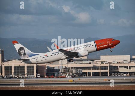 Boeing 737-800 (EI-MVF). L'aéroport de Málaga, Andalousie, espagne. Banque D'Images