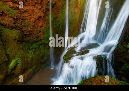 Ouzoud Falls est le nom collectif de plusieurs grandes chutes d'eau qui se déversent dans la gorge de la rivière El-Abid. Cette destination touristique populaire est située n Banque D'Images