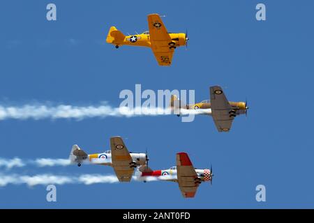 Quatre North American AT-6 Harvard avion d'entraînement militaire sur un seul moteur à partir de la Seconde Guerre mondiale, volant en formation. Banque D'Images