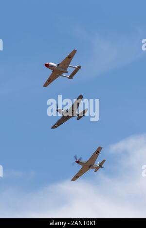 Avions à réaction De Havilland Vampire, Curtiss P-40F et du Commonwealth Aircraft Corporation CA-18 Mustang volant en formation. Banque D'Images