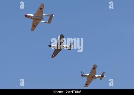 Avions à réaction De Havilland Vampire, Curtiss P-40F et du Commonwealth Aircraft Corporation CA-18 Mustang volant en formation. Banque D'Images