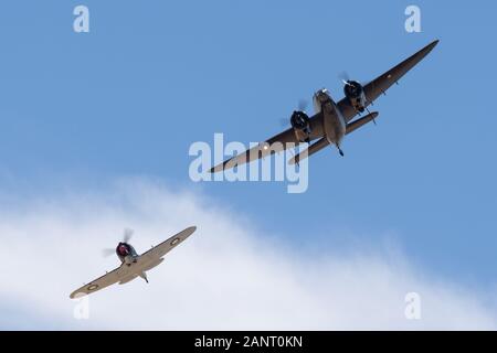 Bimoteur Lockheed Hudson bombardier léger et avion de reconnaissance côtière volant en formation avec Commonwealth Aircraft Corporation figh Boomerang Banque D'Images