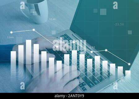 Baisse de la valeur du marché, l'économie et d'affaires indiqués dans le tableau. Concept de travail sur un ordinateur portable en arrière-plan Banque D'Images