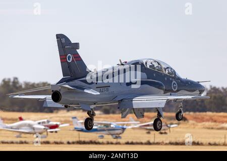 Royal Australian Air Force (RAAF) BAE Hawk 127 plomb dans les avions d'entraînement de chasse A27-18 à partir de n° 76 Escadron basé à la base de la RAAF de Williamtown. Banque D'Images