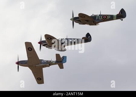 Commonwealth Aircraft Corporation CA-18 Mustang (North American P-51D Mustang) vol en formation avec deux Supermarine Spitfire. Banque D'Images