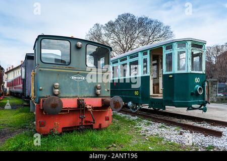 Trieste (région Friuli Venezia Giulia) - mars 2016, Italie : vieille locomotive et tram dans Railroad Museum (Museo Ferroviario di Trieste) Banque D'Images