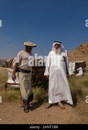 Les apiculteurs Arabie travaillant dans les ruches, la province de Jizan, en Arabie Saoudite, Addarb Banque D'Images