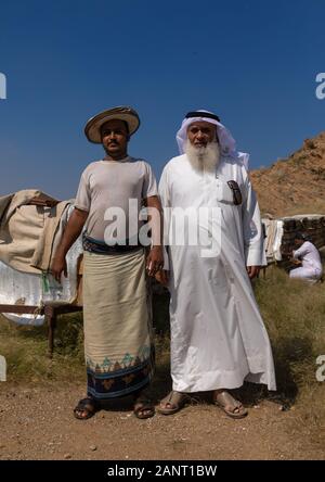 Les apiculteurs Arabie travaillant dans les ruches, la province de Jizan, en Arabie Saoudite, Addarb Banque D'Images