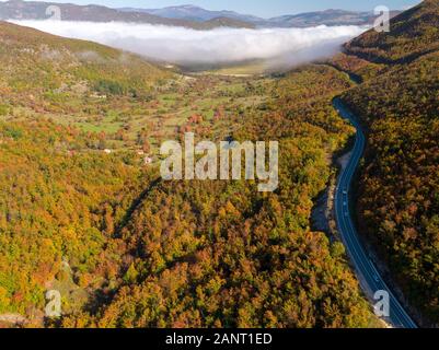 Vue aérienne de l'automne à Lika highland, Croatie Banque D'Images