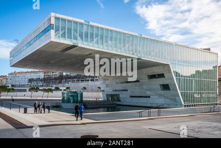 Marseille France , 27 décembre 2019 : Villa Mediterranee construction d'un centre culturel moderne et les gens à Marseille France Banque D'Images