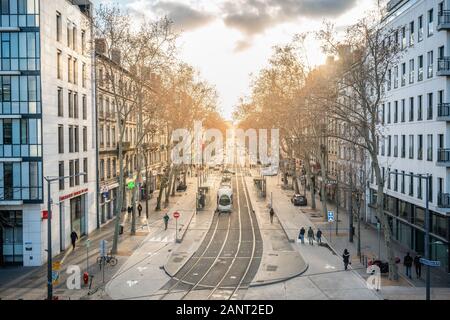 Lyon France , 4 janvier 2020 : Paysage urbain avec vue du dessus de la ligne de tramway T1 de Lyon avec lumière coucher de soleil spectaculaire en 2ème arrondissement de Lyon France Banque D'Images