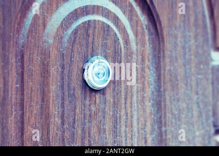 Vieille porte verre judas dans une porte en bois. Dans les tons bleu. Close up Banque D'Images