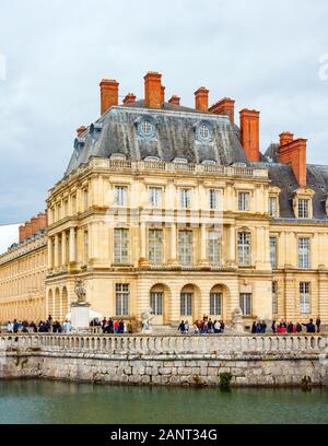 Château de Fontainebleau (Palais de Fontainebleau) avec touristes au Cour de la Fontaine et au gros Pavillon (Grand Pavillon). France. Banque D'Images