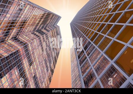 Deux gratte-ciel en teinte marron Vue de dessous. Le rendu 3D Banque D'Images