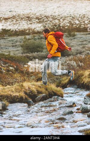 Homme court voyage d'aventure en plein air vacances active healthy lifestyle randonnée randonnées en montagne Banque D'Images