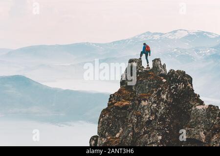 Meilleur homme escalade en montagne le voyage d'aventure extrême de vie sain en plein air randonnée vacances réalisation succès brave randonneur sur le bord Banque D'Images