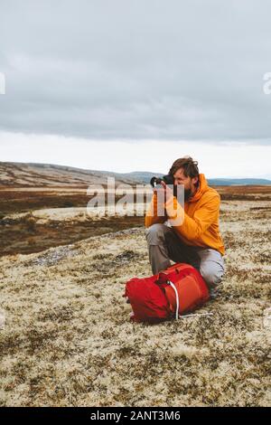 Homme photographe avec appareil photo caméra blogger voyage vacances de randonnée en plein air randonnée aventure créateur de contenu de vie influence photo tour en No Banque D'Images