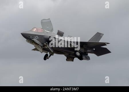 Lockheed Martin F-35 B abaisser les roues lorsqu'il entre dans le vol stationnaire au RAF Fairford, Gloustershire, Royaume-Uni. Prise le 8 juillet 2016. Banque D'Images
