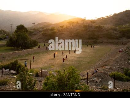 L'Arabie de jeunes hommes jouent au football dans le coucher du soleil, la province de Jizan, en Arabie Saoudite, Alaydabi Banque D'Images