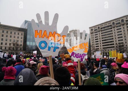 Washington, DC, USA. 18 janvier, 2020. Rassemblement des manifestants lors de la Marche des femmes de 2020 à Washington, DC, États-Unis, le 18 janvier 2020. La quatrième édition annuelle de la Marche des femmes a eu lieu dans de nombreuses villes des États-Unis, le samedi. Credit : Liu Jie/Xinhua/Alamy Live News Banque D'Images