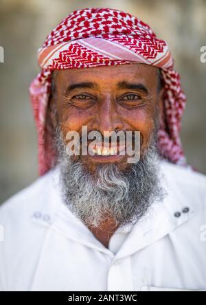 Portrait of a smiling arabie homme portant un keffieh, la province de Jizan, en Arabie Saoudite, Addayer Banque D'Images