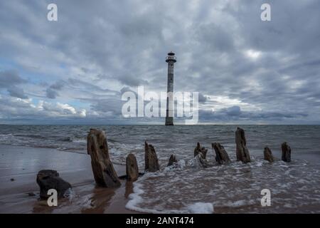 Phare d'alignement dans la mer Baltique. Kiipsaar Harilaid, Saaremaa,, de l'Estonie, de l'Europe. Banque D'Images