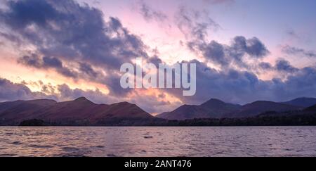 Catbells Derwentwater et coucher du soleil, le Lake District, en Angleterre, Banque D'Images