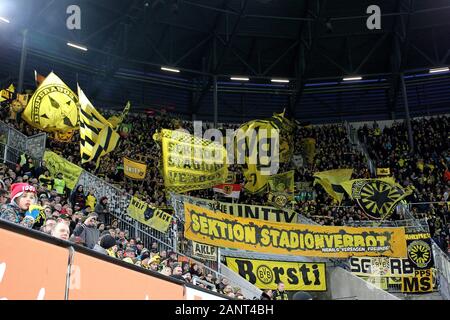 Augsburg, Allemagne. 18 janvier, 2020. firo : 18.01.2020, football, 1.Bundesliga, la saison 2019/2020, le FC Augsburg - Borussia Dortmund, Borussia Dortmund, Dortmund, BVB, Borussia, fans, foulard, drapeaux, général, l'utilisation de crédit dans le monde entier | : dpa/Alamy Live News Banque D'Images