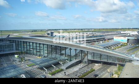 Copenhague, Danemark - May 05th, 2015 : aérogare avec parking des avions à l'entrée, vue extérieure Banque D'Images