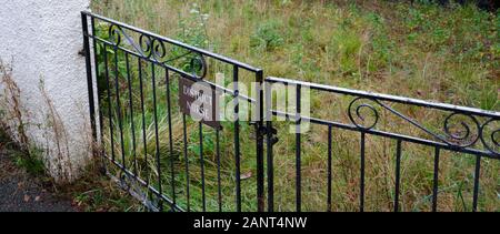 Une infirmière de district signe dépend de l'portes en fer forgé à l'abandonné Highland NHS Trust en chirurgie Cannich. 27/09/19 Banque D'Images