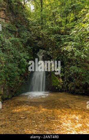 Paysage de cascade dans la montagne de Gabrovo Belasica, Novo Selo, Nord Macédoine Banque D'Images