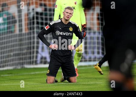 Augsburg, Allemagne. 18 janvier, 2020. firo : 18.01.2020, football, 1.Bundesliga, la saison 2019/2020, le FC Augsburg - Borussia Dortmund, Erling Haaland, Borussia Dortmund, Dortmund, BVB, Borussia, figure d'ensemble, l'utilisation de crédit dans le monde entier | : dpa/Alamy Live News Banque D'Images