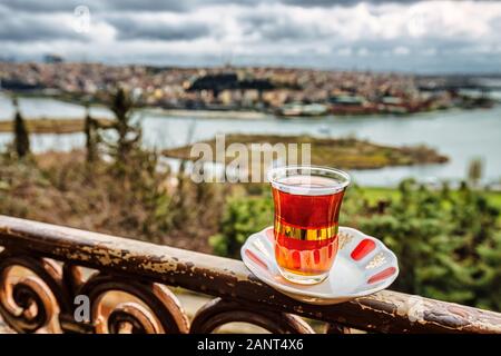 Tasse de thé turc classique avec vue sur ville de cafe Lotti, Istanbul, Turquie. Banque D'Images