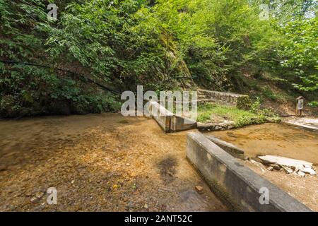 Paysage de cascade dans la montagne de Gabrovo Belasica, Novo Selo, Nord Macédoine Banque D'Images