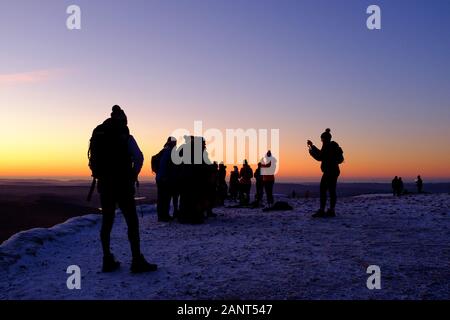 Brecon Beacons,UK. 19 janvier 2020 Les marcheurs atteindre le sommet du Pen Y Fan dans le parc national de Brecon Beacons pour voir le lever du soleil. Credit : Mark Lewis/Alamy Live News Banque D'Images