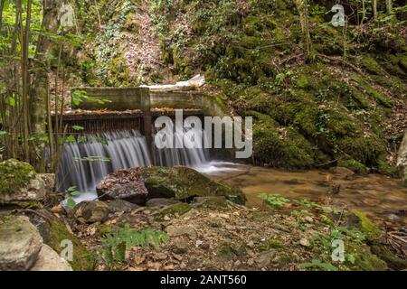 Paysage de cascade dans la montagne de Gabrovo Belasica, Novo Selo, Nord Macédoine Banque D'Images