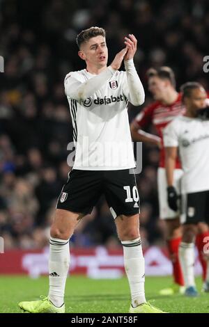 Londres, Royaume-Uni. 19 Jan, 2020. Tom Cairney de Fulham salue les partisans d'accueil qu'il est substitué au cours de l'EFL Sky Bet Championship match entre Fulham et Middlesbrough à Craven Cottage, Londres, Angleterre le 17 janvier 2020. Photo de Ken d'Étincelles. Usage éditorial uniquement, licence requise pour un usage commercial. Aucune utilisation de pari, de jeux ou d'un seul club/ligue/dvd publications. Credit : UK Sports Photos Ltd/Alamy Live News Banque D'Images