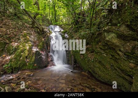 Paysage de cascade dans la montagne de Gabrovo Belasica, Novo Selo, Nord Macédoine Banque D'Images
