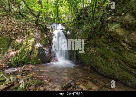 Paysage de cascade dans la montagne de Gabrovo Belasica, Novo Selo, Nord Macédoine Banque D'Images